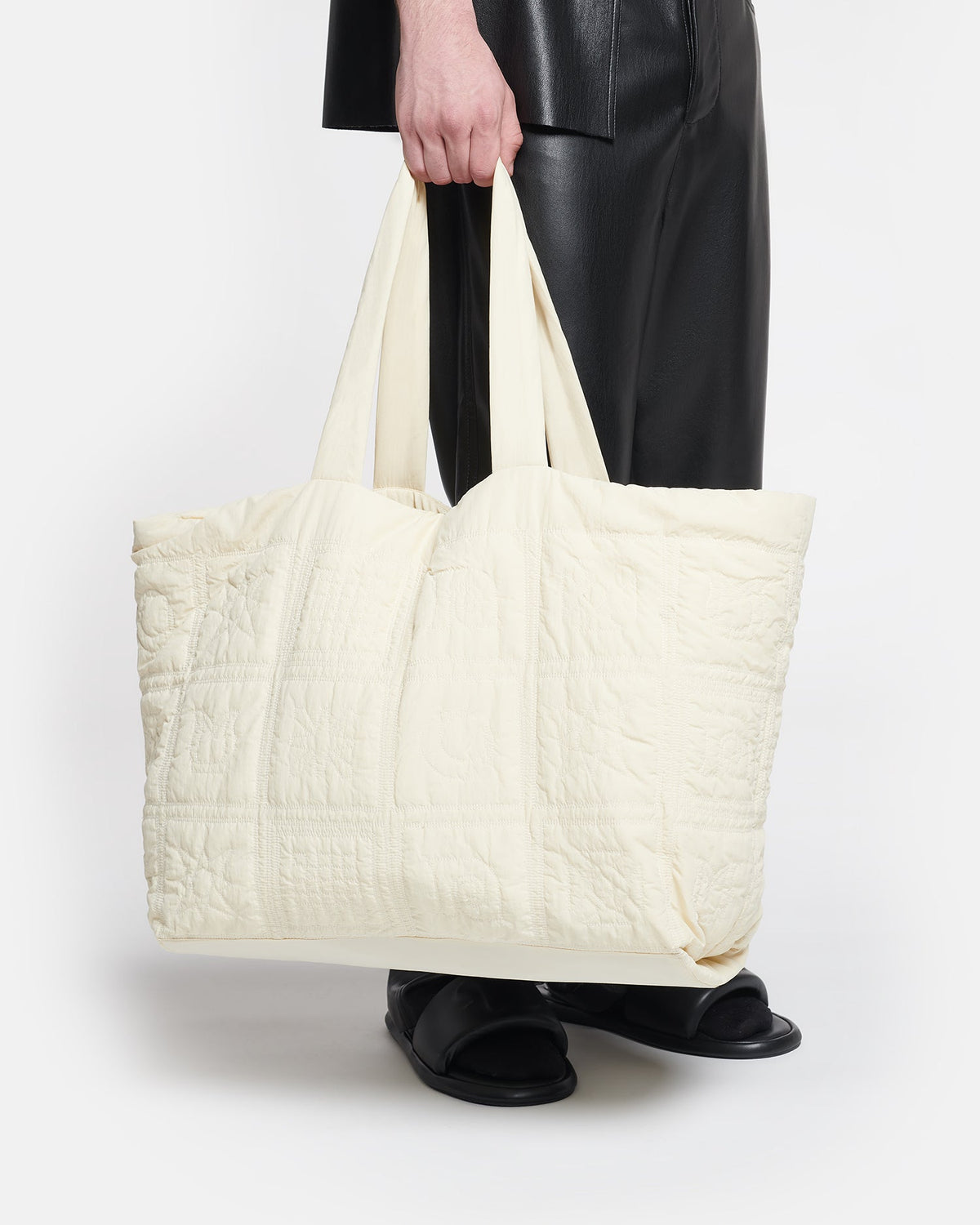 Symbol Quilted tote bag - Creme | Nanushka