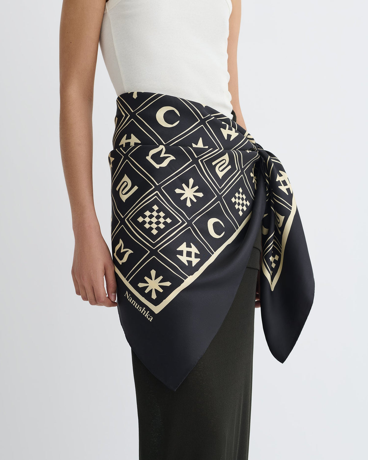 Miani Silk scarf - Off Black/Beige Kopjafa | Nanushka