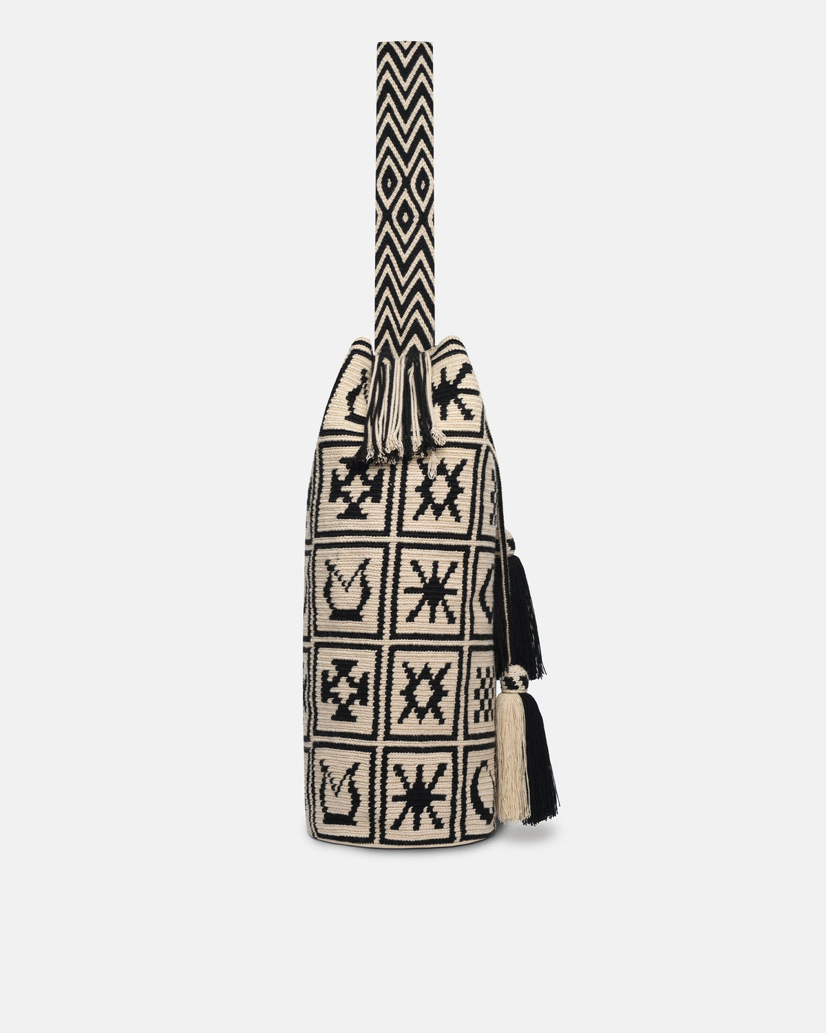 Wayuu Symbol Maxi Crocheted Bucket Bag - Kopjafa Black/Creme | Nanushka